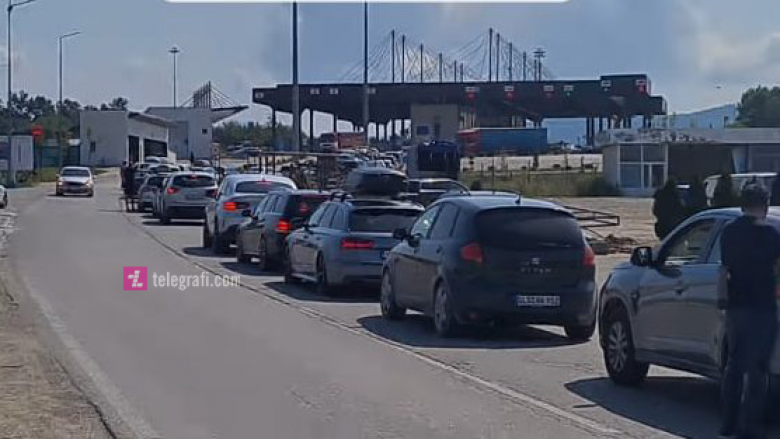 Ardhja e mërgimtarëve – pritje një orëshe në Merdarë për hyrje në Kosovë, kolona e veturave 300 metra