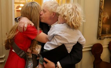 Boris Johnson: Fotot e “prapaskenave” ku ka edhe emocione teksa kryeministri britanik jep dorëheqjen
