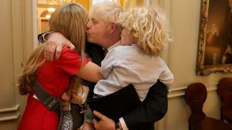 Boris Johnson: Fotot e “prapaskenave” ku ka edhe emocione teksa kryeministri britanik jep dorëheqjen