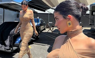 Kylie Jenner tregon format mahnitëse trupore e veshur me një fustan ngjyrë bezhë