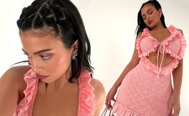 Kylie Jenner shfaq format e lakuara në fustan të shkurtër rozë teksa promovon koleksionin e ardhshëm të Kylie Cosmetics
