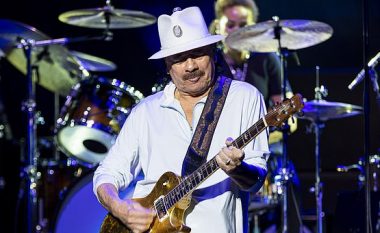 U rrëzua gjatë koncertit, Carlos Santana anulon performancën e radhës pak minuta para se të dilte në skenë