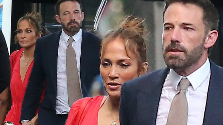 Jennifer Lopez duket e mahnitshme e veshur në të kuqe gjatë muajit të mjaltit me Ben Affleck