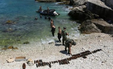 Zhytësit peshkojnë bomba të Luftës së Dytë Botërore në Vlorë