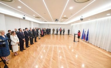 Osmani dekoron me Medaljen Presidenciale Ushtarake trupat paqeruajtëse sllovene në kuadër të NATO-s, në Kosovë