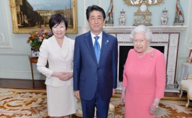 Mbretëresha Elizabeta e Dytë reagon për vdekjen e ish-kryeministrit japonez, Shinzo Abe