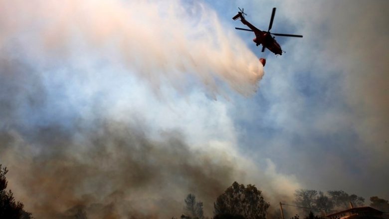 Helikopteri rrëzohet në det teksa po luftonte me zjarret në Greqi