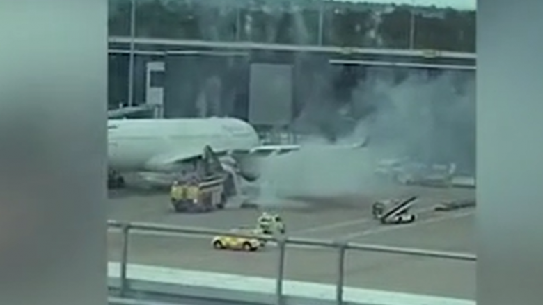 Një aeroplan pasagjerësh mori flakë pas mbërritjes në aeroportin e Mançesterit