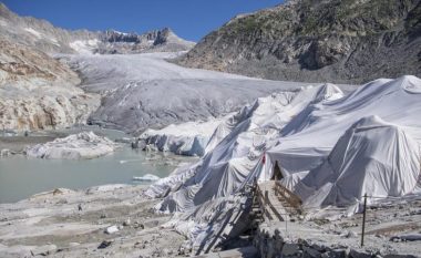 Alpet zvicerane po mbulohen me “çarçafë të bardhë” për të ndaluar shkrirjen e borës