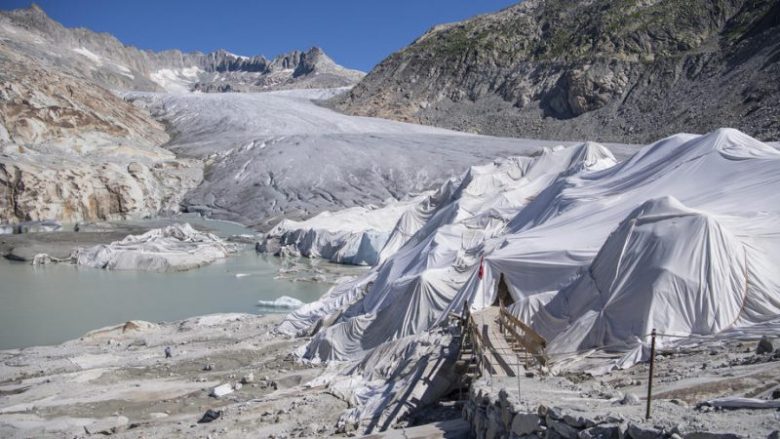 Alpet zvicerane po mbulohen me “çarçafë të bardhë” për të ndaluar shkrirjen e borës