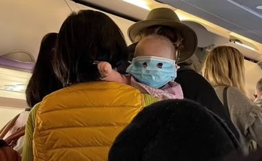 Imazhi i foshnjës me maskë që i mbulon fytyrën bëhet viral në rrjetet sociale