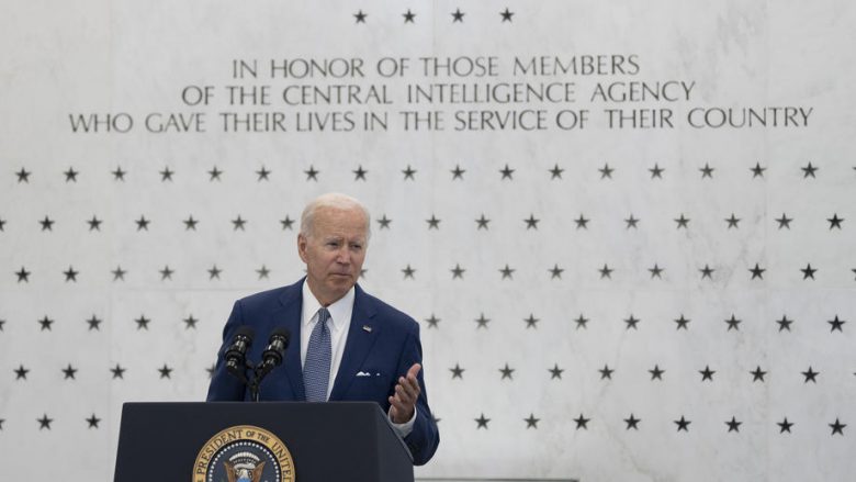 Biden lavdëron CIA-në për zbulimin e planeve të Putinit rreth pushtimit të Ukrainës