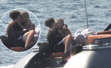 Djali 17-vjeçar i David Beckhamit, Cruz shihet duke u puthur me të dashurën e tij adoleshente në jahtin super luksoz të familjes