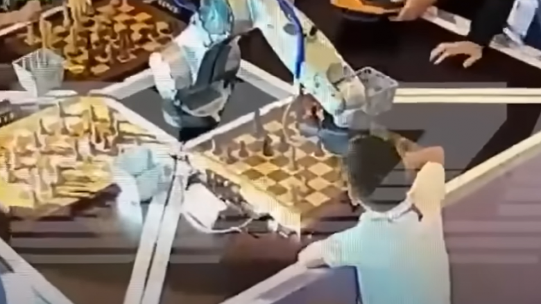 Roboti thyen gishtin e djaloshit shtatëvjeçar gjatë një turneu shahu në Rusi
