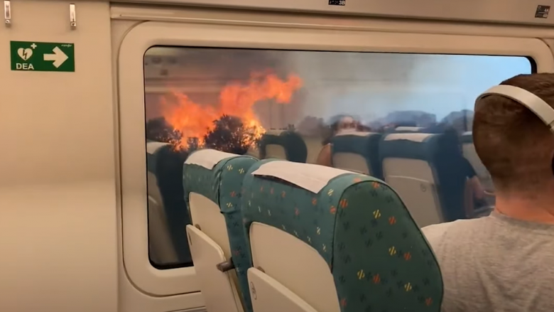 Videoja tregon trenin në Spanjë i rrethuar nga të dyja anët prej zjarreve