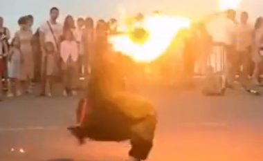 Momenti kur akrobati rus përfshihet nga flakët derisa po performonte me një ‘shkop zjarri’