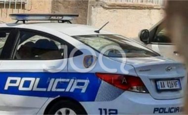 U fotografuan duke u puthur dhe përqafuar, pezullohen dy policë në Vlorë për shkelje të kodit të etikës