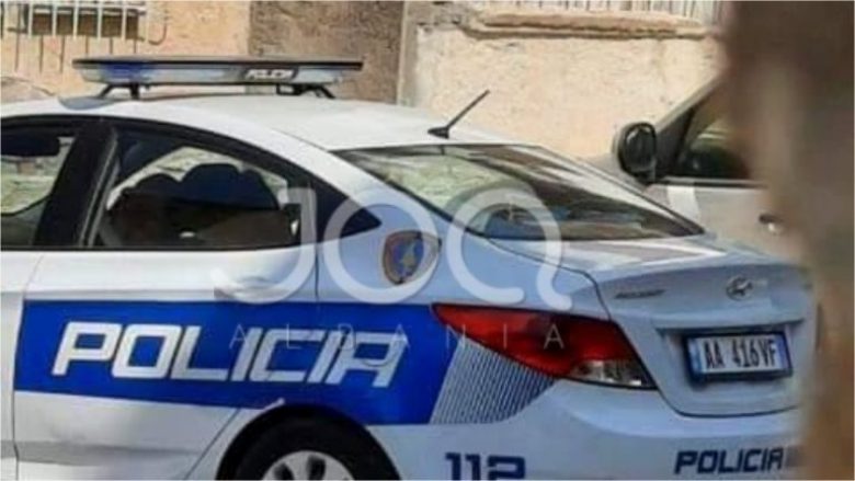 U fotografuan duke u puthur dhe përqafuar, pezullohen dy policë në Vlorë për shkelje të kodit të etikës