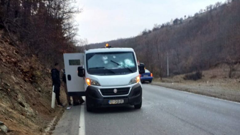 Me veturën e tij u grabitën 10 çanta me para në Gjilan, babai i të arrestuarit thotë se i biri e shiti veturën përmes internetit