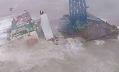 Anija ndahet në dysh për shkak të stuhisë në brigjet e Hong Kongut – disa të zhdukur