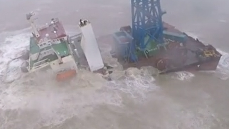 Anija ndahet në dysh për shkak të stuhisë në brigjet e Hong Kongut – disa të zhdukur