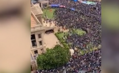 Pamje shokuese – mijëra protestues ‘pushtojnë’ rezidencën e presidentit në Sri Lanka