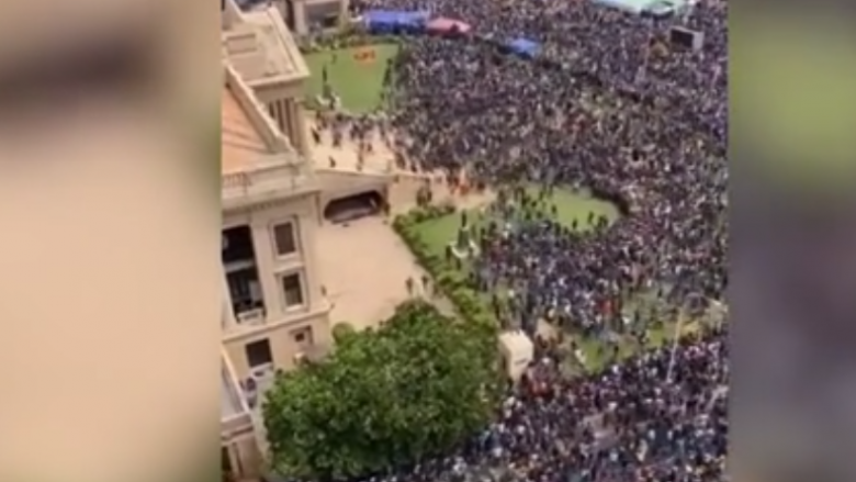 Pamje shokuese – mijëra protestues ‘pushtojnë’ rezidencën e presidentit në Sri Lanka