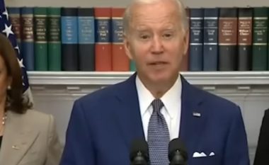 Gafa e presidentit Biden, lexoi diçka me zë të lartë që nuk duhej ta bënte gjatë një fjalimi në Shtëpinë e Bardhë