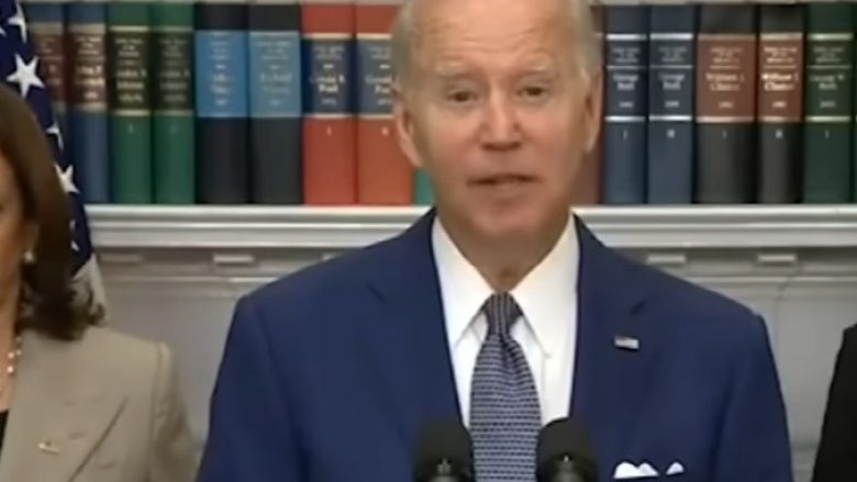 Gafa e presidentit Biden, lexoi diçka me zë të lartë që nuk duhej ta bënte gjatë një fjalimi në Shtëpinë e Bardhë