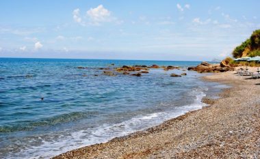 Plazhi i virgjër i Kallmit në Durrës, mungon rruga për pushuesit, por po ngrihen pallate