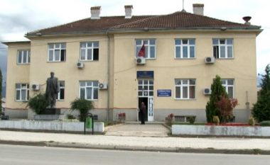Komuna e Suharekës ua lëshon oborrin mërgimtarëve për parkingun e veturave deri në fund të gushtit  