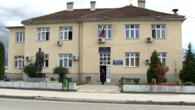 Komuna e Suharekës ua lëshon oborrin mërgimtarëve për parkingun e veturave deri në fund të gushtit  