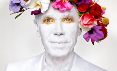 Jeff Koons-i i ngjyrosur, me lule në flokë: Fotografia më e mirë e Martin Schoeller-it