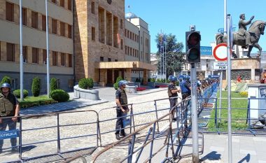 Arrestohen edhe pesë protestues në Shkup, kanë dashur të largojnë rrethojat para Kuvendit