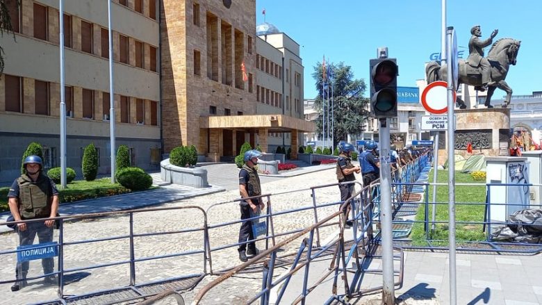 Arrestohen edhe pesë protestues në Shkup, kanë dashur të largojnë rrethojat para Kuvendit