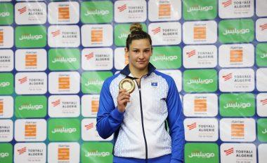 Loriana Kuka e lumtur me medaljen e artë të fituar në Lojërat Mesdhetare