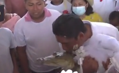 Për të sjellë begati në fshat, meksikani martohet me një aligator – e puthë atë në dasmën e tyre