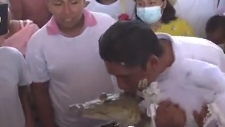Për të sjellë begati në fshat, meksikani martohet me një aligator – e puthë atë në dasmën e tyre