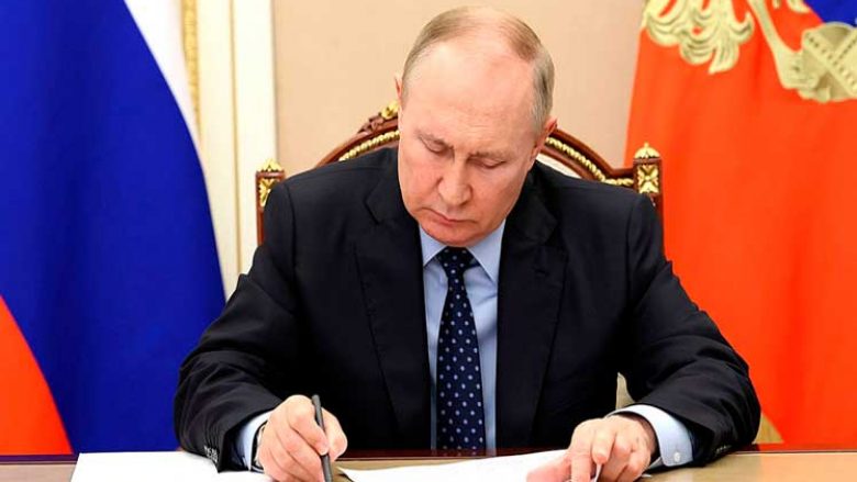 Putin nënshkruan ligjin “për të mbështetur natë e ditë ushtrinë në operacionet jashtë shtetit”