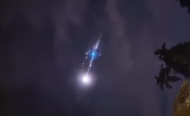 Raketa kineze “që ishte jashtë kontrollit” ndriçoi qiellin përpara se të binte në Oqeanin Indian