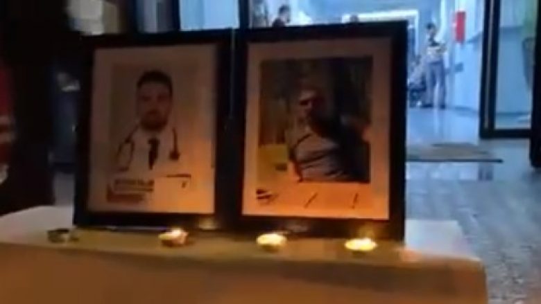 Safi i QKMF-së në Gjakovë ndezin qirinj, nderojnë kolegët që humbën jetë në aksidentin me autoambulancë 