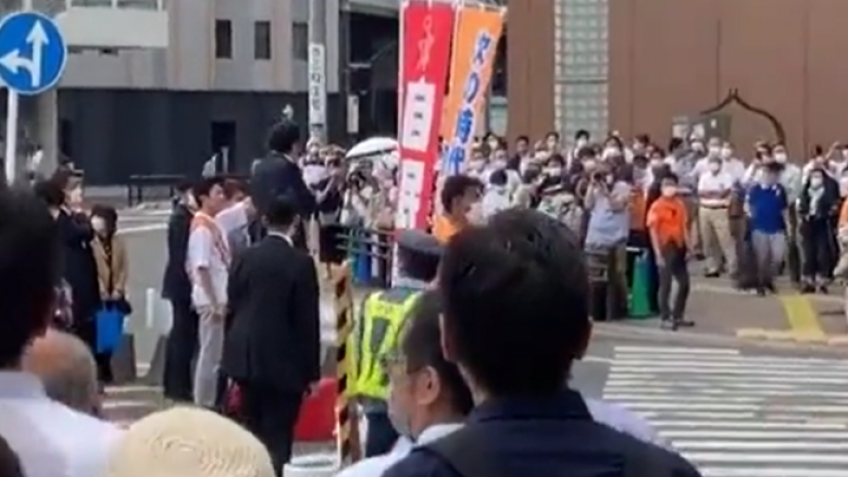 Momenti i plagosjes të ish-kryeministrit japonez, Abe