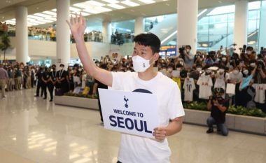 Tottenham ateron në Korenë e Jugut, Son del në aeroport me një pankartë për t’i pritur bashkëlojtarët
