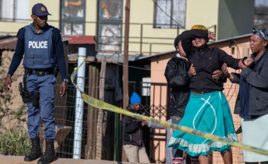 Të paktën 15 të vrarë pasi persona të armatosur hapën zjarr në një lokal në qytezën Soweto të Afrikës së Jugut