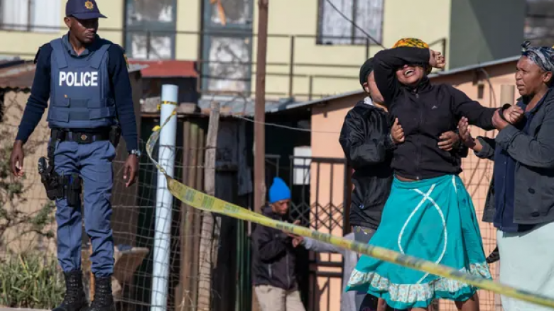 Të paktën 15 të vrarë pasi persona të armatosur hapën zjarr në një lokal në qytezën Soweto të Afrikës së Jugut