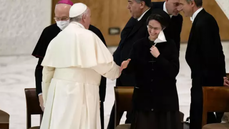 Për herë të parë, Papa Françesku emëron gratë në komitetin këshillues të peshkopëve