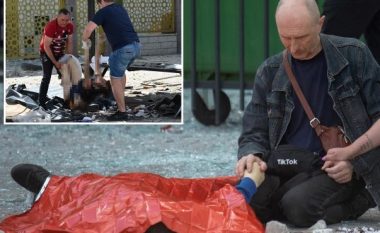 Babai ukrainas mban për dore djalin e vrarë në sulmin ajror rus