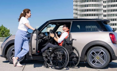 Mini prezanton Cooper SE – vetura mund të vozitet edhe nga njerëzit me aftësi të kufizuara