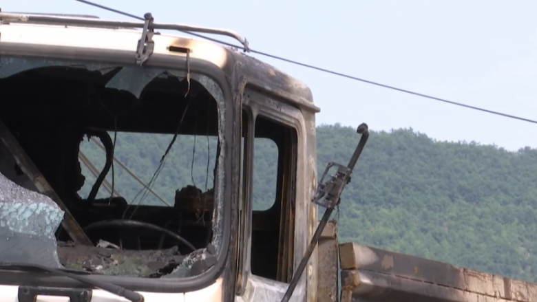 Digjen dy kamionë në pronësi të shqiptarëve në Zubin Potok