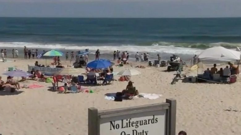 Notarët urdhërohen të dalin nga uji pasi peshkaqeni kafshoi sërfistin në plazhin e Long Island të Nju Jorkut